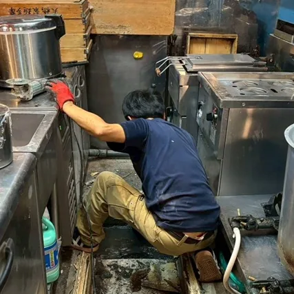 店舗厨房での作業