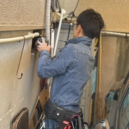 屋外の配管まわりでの作業